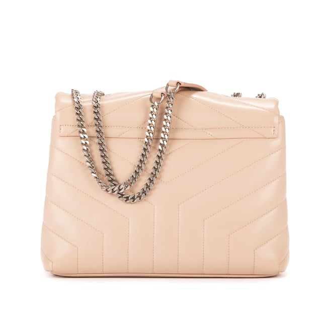 Yves Saint Laurent Bolsos Loulou Small Bolso de hombro en Beige Piel de becerro y Plata hardware. El producto esta en Perfectas Condiciones (AA).
  Dimensiones: 23x16x8.5 cm 
  Accesorios incluidos: None
  Notas de Exterior: Mancha azul claro en la parte inferior
Notas de Hardware: Rasguños leves
  BrandCo Paris encuentra artículos raros y en las mejores condiciones a precios increíbles. ¡Vale la pena tener paciencia! Compra con confianza: todos los artículos de BrandCo Paris son seleccionados y autenticados cuidadosamente por nuestro equipo de expertos.
  Todos los artículos vienen con un certificado de autenticidad y un embalaje entregado por BrandCo Paris.
  Tabla de clasificación de la condición del artículo
  N (como nuevo)
  AA (perfecto estado)
  A (excelente estado)
  AB (muy buen estado)
  B (bueno/regular)