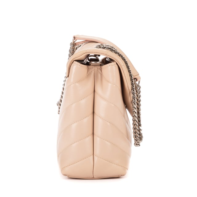 Yves Saint Laurent Bolsos Loulou Small Bolso de hombro en Beige Piel de becerro y Plata hardware. El producto esta en Perfectas Condiciones (AA).
  Dimensiones: 23x16x8.5 cm 
  Accesorios incluidos: None
  Notas de Exterior: Mancha azul claro en la parte inferior
Notas de Hardware: Rasguños leves
  BrandCo Paris encuentra artículos raros y en las mejores condiciones a precios increíbles. ¡Vale la pena tener paciencia! Compra con confianza: todos los artículos de BrandCo Paris son seleccionados y autenticados cuidadosamente por nuestro equipo de expertos.
  Todos los artículos vienen con un certificado de autenticidad y un embalaje entregado por BrandCo Paris.
  Tabla de clasificación de la condición del artículo
  N (como nuevo)
  AA (perfecto estado)
  A (excelente estado)
  AB (muy buen estado)
  B (bueno/regular)