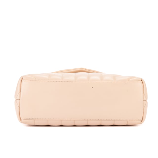 Yves Saint Laurent Bolsos Loulou Small Bolso de hombro en Beige Piel de becerro y Plata hardware. El producto esta en Perfectas Condiciones (AA).
  Dimensiones: 23x16x8.5 cm 
  Accesorios incluidos: None
  Notas de Exterior: Mancha azul claro en la parte inferior
Notas de Hardware: Rasguños leves
  BrandCo Paris encuentra artículos raros y en las mejores condiciones a precios increíbles. ¡Vale la pena tener paciencia! Compra con confianza: todos los artículos de BrandCo Paris son seleccionados y autenticados cuidadosamente por nuestro equipo de expertos.
  Todos los artículos vienen con un certificado de autenticidad y un embalaje entregado por BrandCo Paris.
  Tabla de clasificación de la condición del artículo
  N (como nuevo)
  AA (perfecto estado)
  A (excelente estado)
  AB (muy buen estado)
  B (bueno/regular)