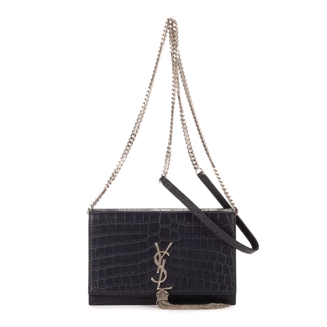 Yves Saint Laurent Bolsos Kate Tassel Small Bolso de hombro en Azul marino oscuro Piel de becerro y Plata hardware. El producto esta en Perfectas Condiciones (AA).
  Dimensiones: 19x12x3.5 cm 
  Accesorios incluidos: Strap
  Notas de Interior: Marca de clavos
Notas de Hardware: Arañazos
  BrandCo Paris encuentra artículos raros y en las mejores condiciones a precios increíbles. ¡Vale la pena tener paciencia! Compra con confianza: todos los artículos de BrandCo Paris son seleccionados y autenticados cuidadosamente por nuestro equipo de expertos.
  Todos los artículos vienen con un certificado de autenticidad y un embalaje entregado por BrandCo Paris.
  Tabla de clasificación de la condición del artículo
  N (como nuevo)
  AA (perfecto estado)
  A (excelente estado)
  AB (muy buen estado)
  B (bueno/regular)