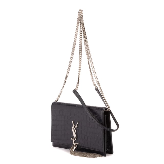 Yves Saint Laurent Bolsos Kate Tassel Small Bolso de hombro en Azul marino oscuro Piel de becerro y Plata hardware. El producto esta en Perfectas Condiciones (AA).
  Dimensiones: 19x12x3.5 cm 
  Accesorios incluidos: Strap
  Notas de Interior: Marca de clavos
Notas de Hardware: Arañazos
  BrandCo Paris encuentra artículos raros y en las mejores condiciones a precios increíbles. ¡Vale la pena tener paciencia! Compra con confianza: todos los artículos de BrandCo Paris son seleccionados y autenticados cuidadosamente por nuestro equipo de expertos.
  Todos los artículos vienen con un certificado de autenticidad y un embalaje entregado por BrandCo Paris.
  Tabla de clasificación de la condición del artículo
  N (como nuevo)
  AA (perfecto estado)
  A (excelente estado)
  AB (muy buen estado)
  B (bueno/regular)