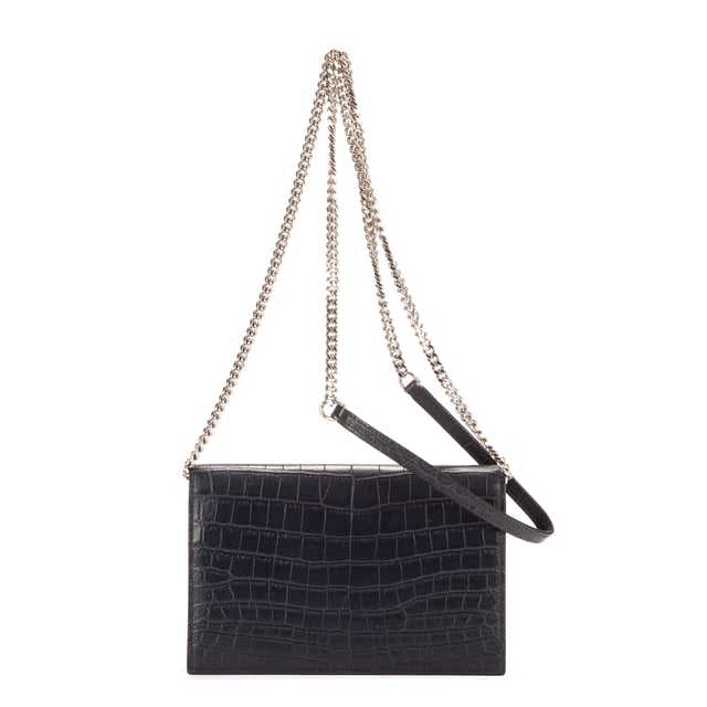 Yves Saint Laurent Bolsos Kate Tassel Small Bolso de hombro en Azul marino oscuro Piel de becerro y Plata hardware. El producto esta en Perfectas Condiciones (AA).
  Dimensiones: 19x12x3.5 cm 
  Accesorios incluidos: Strap
  Notas de Interior: Marca de clavos
Notas de Hardware: Arañazos
  BrandCo Paris encuentra artículos raros y en las mejores condiciones a precios increíbles. ¡Vale la pena tener paciencia! Compra con confianza: todos los artículos de BrandCo Paris son seleccionados y autenticados cuidadosamente por nuestro equipo de expertos.
  Todos los artículos vienen con un certificado de autenticidad y un embalaje entregado por BrandCo Paris.
  Tabla de clasificación de la condición del artículo
  N (como nuevo)
  AA (perfecto estado)
  A (excelente estado)
  AB (muy buen estado)
  B (bueno/regular)