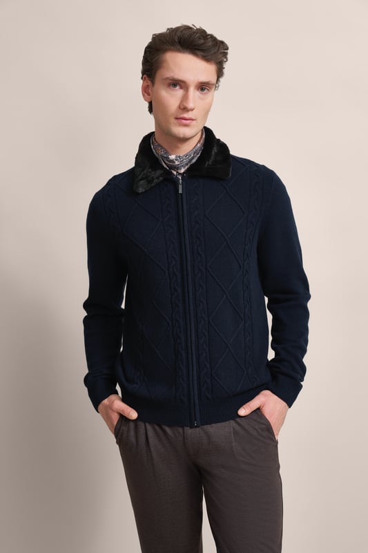 Setze ein modisches Statement mit der bugatti Strickjacke - perfekt für kühle Tage. Diese Jacke aus einem warmen Woll-Mix zeichnet sich durch ihren stilvollen unechten Fellkragen und das attraktive Zopf- und Rautenmuster auf der Vorderseite aus. Ausgestattet mit einem praktischen Reißverschluss und einem komfortablen Umlegekragen, bietet sie eine bequeme Regular-Fit-Passform. Die Rippenbündchen sorgen für einen perfekten Sitz.
