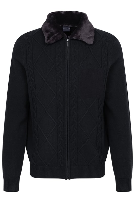 Setze ein modisches Statement mit der bugatti Strickjacke - perfekt für kühle Tage. Diese Jacke aus einem warmen Woll-Mix zeichnet sich durch ihren stilvollen unechten Fellkragen und das attraktive Zopf- und Rautenmuster auf der Vorderseite aus. Ausgestattet mit einem praktischen Reißverschluss und einem komfortablen Umlegekragen, bietet sie eine bequeme Regular-Fit-Passform. Die Rippenbündchen sorgen für einen perfekten Sitz.