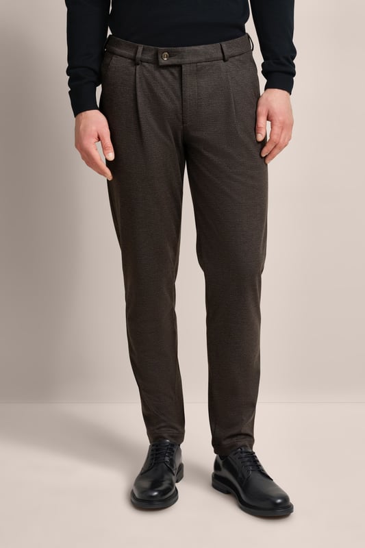 Bugatti Herren Bundfaltenhose mit modernem Schnitt Verleihe deiner Garderobe einen modernen Touch mit der bugatti Bundfaltenhose! Diese Hose mit Elasthananteil sorgt für Komfort und Bewegungsfreiheit. Tapered Fit garantiert eine keilförmige Passform, die durch praktische Gürtelschlaufen und Taschen ergänzt wird. Ein zeitloses Must-have für jeden modischen Mann!