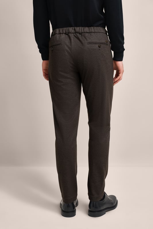 Bugatti Herren Bundfaltenhose mit modernem Schnitt Verleihe deiner Garderobe einen modernen Touch mit der bugatti Bundfaltenhose! Diese Hose mit Elasthananteil sorgt für Komfort und Bewegungsfreiheit. Tapered Fit garantiert eine keilförmige Passform, die durch praktische Gürtelschlaufen und Taschen ergänzt wird. Ein zeitloses Must-have für jeden modischen Mann!