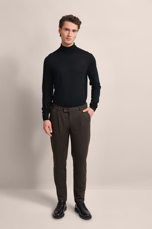 Bugatti Herren Bundfaltenhose mit modernem Schnitt Verleihe deiner Garderobe einen modernen Touch mit der bugatti Bundfaltenhose! Diese Hose mit Elasthananteil sorgt für Komfort und Bewegungsfreiheit. Tapered Fit garantiert eine keilförmige Passform, die durch praktische Gürtelschlaufen und Taschen ergänzt wird. Ein zeitloses Must-have für jeden modischen Mann!