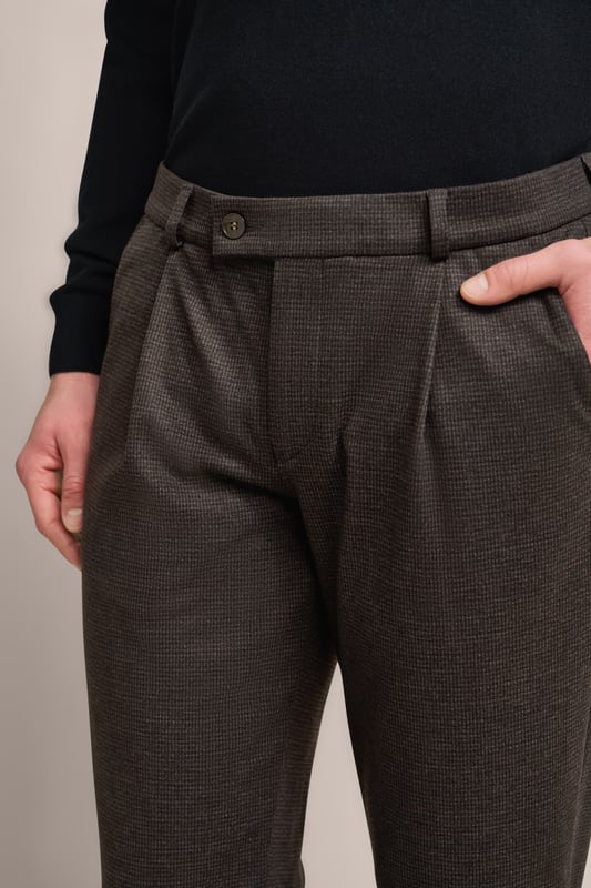 Bugatti Herren Bundfaltenhose mit modernem Schnitt Verleihe deiner Garderobe einen modernen Touch mit der bugatti Bundfaltenhose! Diese Hose mit Elasthananteil sorgt für Komfort und Bewegungsfreiheit. Tapered Fit garantiert eine keilförmige Passform, die durch praktische Gürtelschlaufen und Taschen ergänzt wird. Ein zeitloses Must-have für jeden modischen Mann!
