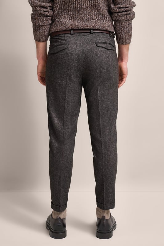 Erlebe den Komfort und den Stil der bugatti Bundfaltenhose! Hergestellt aus einem weichen Woll-Mix, bietet diese Hose eine besonders softe Haptik und sorgt mit ihrer Bügelfalte für einen eleganten Look. Französische Taschen und Pattentaschen bieten Funktionalität.