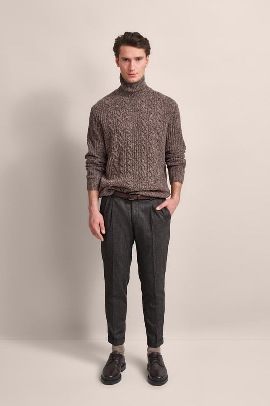 Erlebe den Komfort und den Stil der bugatti Bundfaltenhose! Hergestellt aus einem weichen Woll-Mix, bietet diese Hose eine besonders softe Haptik und sorgt mit ihrer Bügelfalte für einen eleganten Look. Französische Taschen und Pattentaschen bieten Funktionalität.