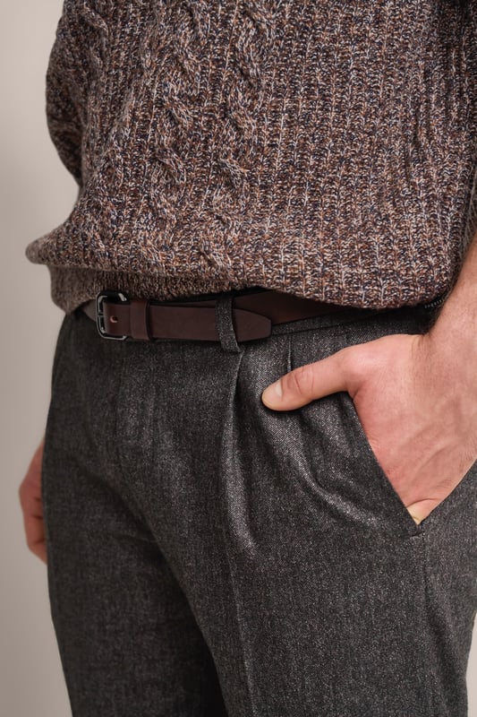 Erlebe den Komfort und den Stil der bugatti Bundfaltenhose! Hergestellt aus einem weichen Woll-Mix, bietet diese Hose eine besonders softe Haptik und sorgt mit ihrer Bügelfalte für einen eleganten Look. Französische Taschen und Pattentaschen bieten Funktionalität.