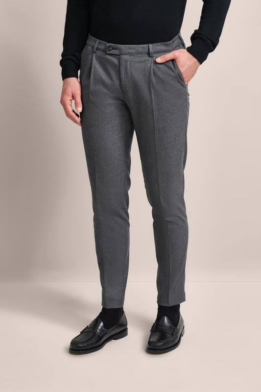 Voel het verschil met de bugatti bandplooibroek in een moderne flanellen look en zachte touch. Deze broek combineert stijl met comfort dankzij het elastaangehalte en een wigvormige, slank toelopende pasvorm. Uitgerust met zakken en praktische riemlussen biedt hij comfort en functionaliteit.