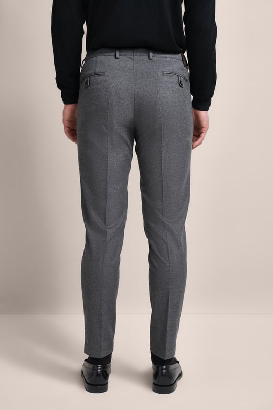Voel het verschil met de bugatti bandplooibroek in een moderne flanellen look en zachte touch. Deze broek combineert stijl met comfort dankzij het elastaangehalte en een wigvormige, slank toelopende pasvorm. Uitgerust met zakken en praktische riemlussen biedt hij comfort en functionaliteit.