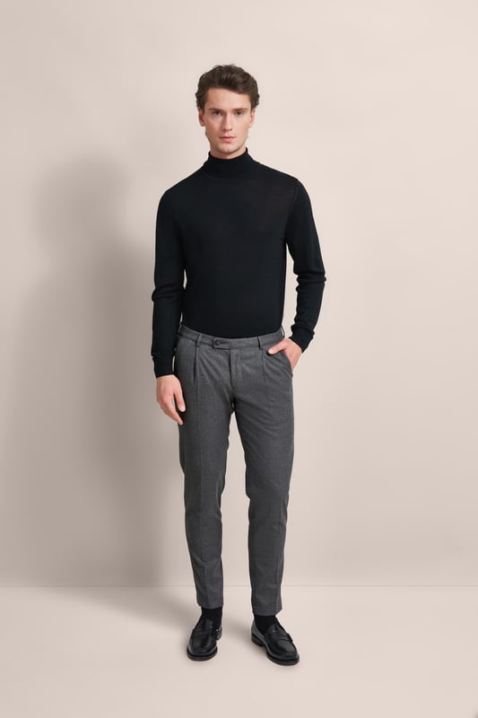 Voel het verschil met de bugatti bandplooibroek in een moderne flanellen look en zachte touch. Deze broek combineert stijl met comfort dankzij het elastaangehalte en een wigvormige, slank toelopende pasvorm. Uitgerust met zakken en praktische riemlussen biedt hij comfort en functionaliteit.