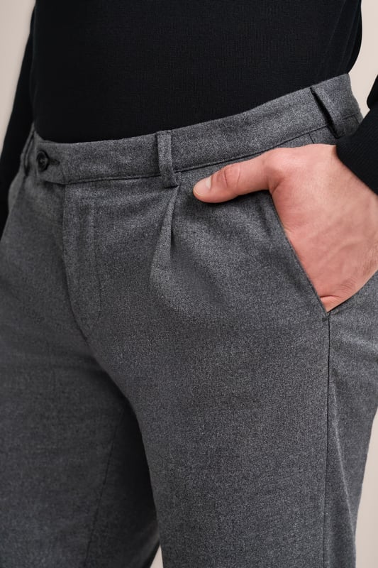 Voel het verschil met de bugatti bandplooibroek in een moderne flanellen look en zachte touch. Deze broek combineert stijl met comfort dankzij het elastaangehalte en een wigvormige, slank toelopende pasvorm. Uitgerust met zakken en praktische riemlussen biedt hij comfort en functionaliteit.