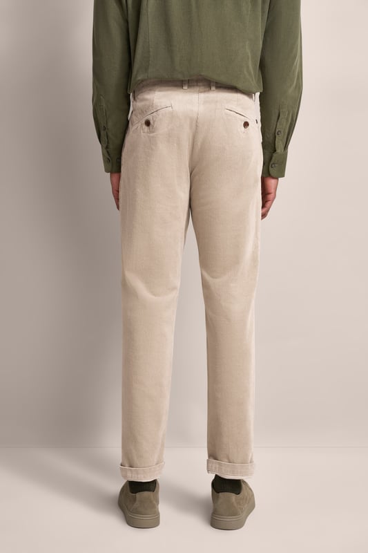 Entdecke den Komfort der bugatti Chino! Gefertigt aus elastischer Baumwolle bietet sie dank Regular Fit eine bequeme Passform. Ausgestattet mit Gesäßtaschen, französischen Taschen und einer Uhrtasche. Der robuste Metall-Reißverschluss garantiert Langlebigkeit - ein Allrounder für jeden Tag!