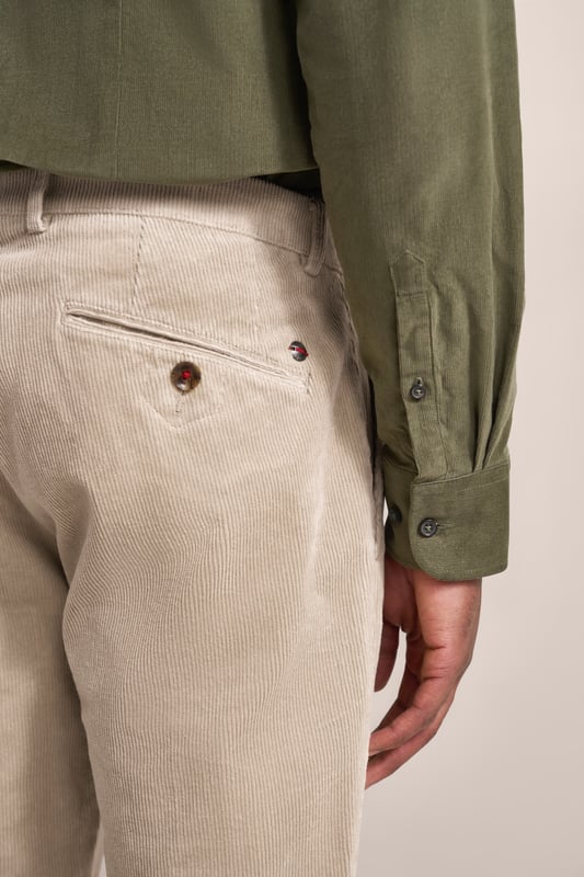 Entdecke den Komfort der bugatti Chino! Gefertigt aus elastischer Baumwolle bietet sie dank Regular Fit eine bequeme Passform. Ausgestattet mit Gesäßtaschen, französischen Taschen und einer Uhrtasche. Der robuste Metall-Reißverschluss garantiert Langlebigkeit - ein Allrounder für jeden Tag!