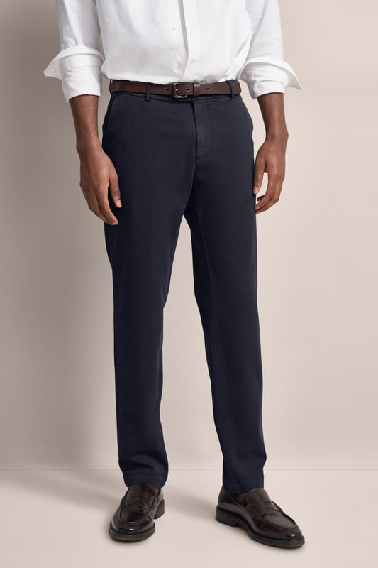 Genieße Komfort und Stil mit der bugatti Freizeithose, perfekt für den modernen Mann. Aus einem flexiblen Baumwoll-Elasthan-Mix gefertigt, bietet sie Bewegungsfreiheit und eine bequeme Passform. Ausgestattet mit praktischen Gürtelschlaufen sowie französischen Taschen und einer Leistentasche für deine Essentials - die ideale Wahl für deinen aktiven Alltag!