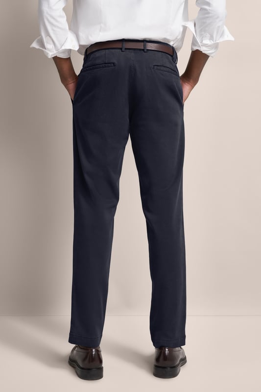 Genieße Komfort und Stil mit der bugatti Freizeithose, perfekt für den modernen Mann. Aus einem flexiblen Baumwoll-Elasthan-Mix gefertigt, bietet sie Bewegungsfreiheit und eine bequeme Passform. Ausgestattet mit praktischen Gürtelschlaufen sowie französischen Taschen und einer Leistentasche für deine Essentials - die ideale Wahl für deinen aktiven Alltag!