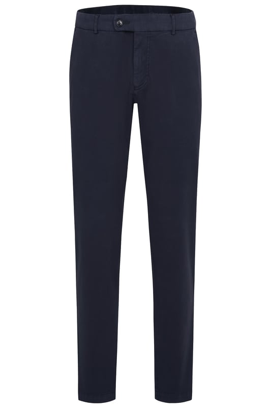 Genieße Komfort und Stil mit der bugatti Freizeithose, perfekt für den modernen Mann. Aus einem flexiblen Baumwoll-Elasthan-Mix gefertigt, bietet sie Bewegungsfreiheit und eine bequeme Passform. Ausgestattet mit praktischen Gürtelschlaufen sowie französischen Taschen und einer Leistentasche für deine Essentials - die ideale Wahl für deinen aktiven Alltag!