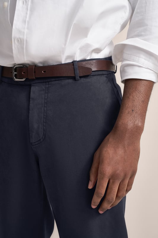 Genieße Komfort und Stil mit der bugatti Freizeithose, perfekt für den modernen Mann. Aus einem flexiblen Baumwoll-Elasthan-Mix gefertigt, bietet sie Bewegungsfreiheit und eine bequeme Passform. Ausgestattet mit praktischen Gürtelschlaufen sowie französischen Taschen und einer Leistentasche für deine Essentials - die ideale Wahl für deinen aktiven Alltag!