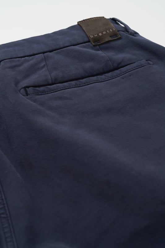 Genieße Komfort und Stil mit der bugatti Freizeithose, perfekt für den modernen Mann. Aus einem flexiblen Baumwoll-Elasthan-Mix gefertigt, bietet sie Bewegungsfreiheit und eine bequeme Passform. Ausgestattet mit praktischen Gürtelschlaufen sowie französischen Taschen und einer Leistentasche für deine Essentials - die ideale Wahl für deinen aktiven Alltag!