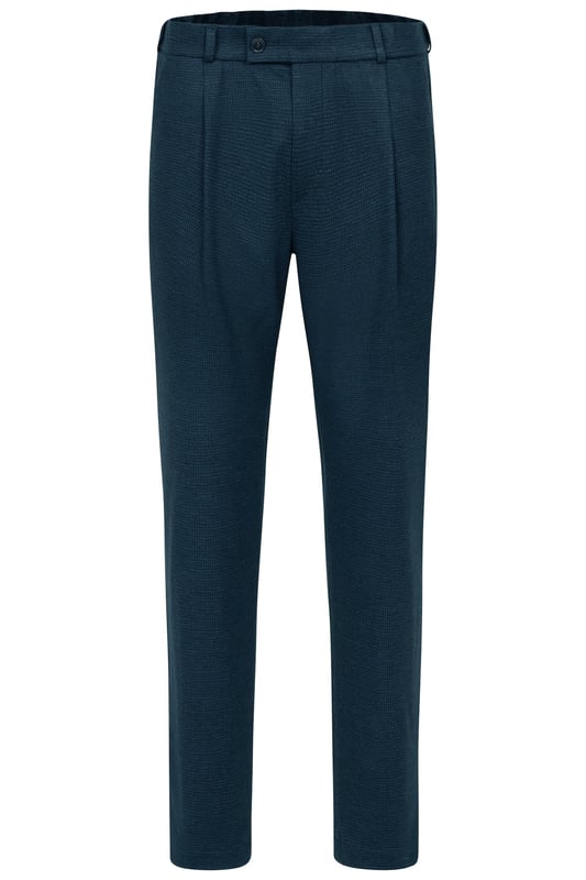 Verleihe deiner Garderobe einen modernen Touch mit der bugatti Bundfaltenhose! Diese Hose mit Elasthananteil sorgt für Komfort und Bewegungsfreiheit. Tapered Fit garantiert eine keilförmige Passform, die durch praktische Gürtelschlaufen und Taschen ergänzt wird. Ein zeitloses Must-have für jeden modischen Mann!