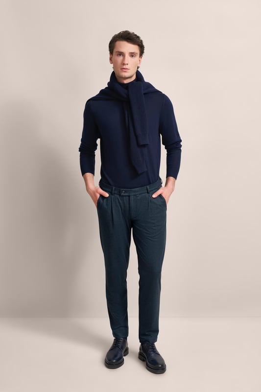 Verleihe deiner Garderobe einen modernen Touch mit der bugatti Bundfaltenhose! Diese Hose mit Elasthananteil sorgt für Komfort und Bewegungsfreiheit. Tapered Fit garantiert eine keilförmige Passform, die durch praktische Gürtelschlaufen und Taschen ergänzt wird. Ein zeitloses Must-have für jeden modischen Mann!