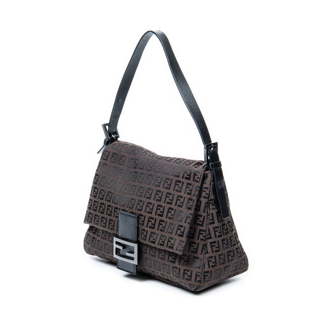 Fendi Bolsos Mama Forever  Bolso de hombro en Marrón oscuro/Negro Lienzo y Plata hardware. El producto esta en Excelentes Condiciones (A).
  Dimensiones: 28x19x11 cm 
  Accesorios incluidos: None
  Notas de Exterior: Ligeros rasguños en la hebilla frontal de cuero
Notas de la correa/asa: Rasguños leves
  BrandCo Paris encuentra artículos raros y en las mejores condiciones a precios increíbles. ¡Vale la pena tener paciencia! Compra con confianza: todos los artículos de BrandCo Paris son seleccionados y autenticados cuidadosamente por nuestro equipo de expertos.
  Todos los artículos vienen con un certificado de autenticidad y un embalaje entregado por BrandCo Paris.
  Tabla de clasificación de la condición del artículo
  N (como nuevo)
  AA (perfecto estado)
  A (excelente estado)
  AB (muy buen estado)
  B (bueno/regular)