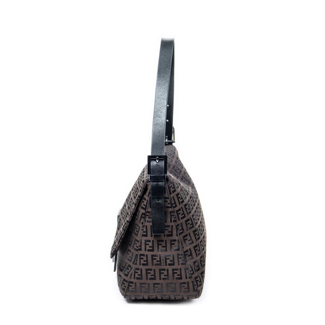 Fendi Bolsos Mama Forever  Bolso de hombro en Marrón oscuro/Negro Lienzo y Plata hardware. El producto esta en Excelentes Condiciones (A).
  Dimensiones: 28x19x11 cm 
  Accesorios incluidos: None
  Notas de Exterior: Ligeros rasguños en la hebilla frontal de cuero
Notas de la correa/asa: Rasguños leves
  BrandCo Paris encuentra artículos raros y en las mejores condiciones a precios increíbles. ¡Vale la pena tener paciencia! Compra con confianza: todos los artículos de BrandCo Paris son seleccionados y autenticados cuidadosamente por nuestro equipo de expertos.
  Todos los artículos vienen con un certificado de autenticidad y un embalaje entregado por BrandCo Paris.
  Tabla de clasificación de la condición del artículo
  N (como nuevo)
  AA (perfecto estado)
  A (excelente estado)
  AB (muy buen estado)
  B (bueno/regular)