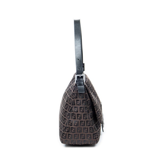Fendi Bolsos Mama Forever  Bolso de hombro en Marrón oscuro/Negro Lienzo y Plata hardware. El producto esta en Excelentes Condiciones (A).
  Dimensiones: 28x19x11 cm 
  Accesorios incluidos: None
  Notas de Exterior: Ligeros rasguños en la hebilla frontal de cuero
Notas de la correa/asa: Rasguños leves
  BrandCo Paris encuentra artículos raros y en las mejores condiciones a precios increíbles. ¡Vale la pena tener paciencia! Compra con confianza: todos los artículos de BrandCo Paris son seleccionados y autenticados cuidadosamente por nuestro equipo de expertos.
  Todos los artículos vienen con un certificado de autenticidad y un embalaje entregado por BrandCo Paris.
  Tabla de clasificación de la condición del artículo
  N (como nuevo)
  AA (perfecto estado)
  A (excelente estado)
  AB (muy buen estado)
  B (bueno/regular)