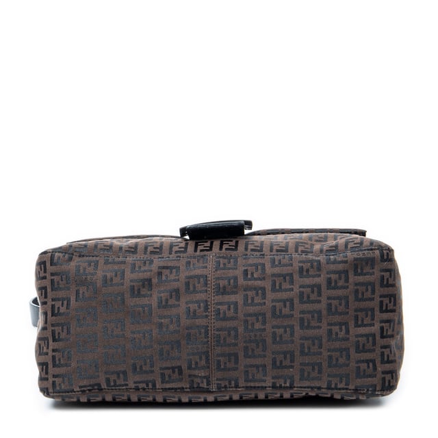 Fendi Bolsos Mama Forever  Bolso de hombro en Marrón oscuro/Negro Lienzo y Plata hardware. El producto esta en Excelentes Condiciones (A).
  Dimensiones: 28x19x11 cm 
  Accesorios incluidos: None
  Notas de Exterior: Ligeros rasguños en la hebilla frontal de cuero
Notas de la correa/asa: Rasguños leves
  BrandCo Paris encuentra artículos raros y en las mejores condiciones a precios increíbles. ¡Vale la pena tener paciencia! Compra con confianza: todos los artículos de BrandCo Paris son seleccionados y autenticados cuidadosamente por nuestro equipo de expertos.
  Todos los artículos vienen con un certificado de autenticidad y un embalaje entregado por BrandCo Paris.
  Tabla de clasificación de la condición del artículo
  N (como nuevo)
  AA (perfecto estado)
  A (excelente estado)
  AB (muy buen estado)
  B (bueno/regular)