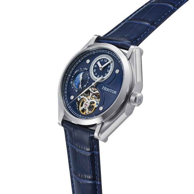 Gehäuse aus 316L-Edelstahl, Sichtbarer Gehäuseboden aus 316L-Edelstahl, Leuchtzeiger aus Messing, 24-Stunden-Zeiger, Krone aus Edelstahl mit eingeätztem Logo, Armband aus echtem Leder, Schnalle mit eingraviertem Logo aus Edelstahl, Mineralglas mit Saphirbeschichtung, importiertes Automatikwerk mit 22 Steinen, Gehäusedurchmesser 43 mm mit Krone 48 mm, Gehäusedicke 13 mm, Bandbreite 22 mm, wasserdicht bis 5 ATM
