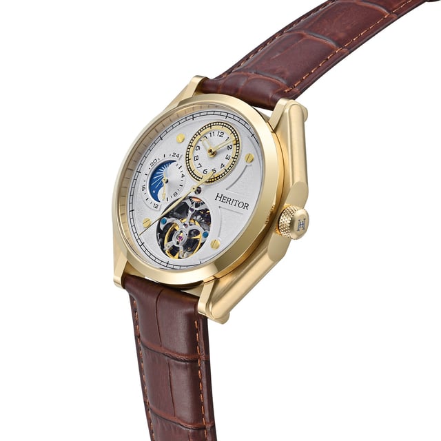 Gehäuse aus 316L-Edelstahl, Sichtbarer Gehäuseboden aus 316L-Edelstahl, Leuchtzeiger aus Messing, 24-Stunden-Zeiger, Krone aus Edelstahl mit eingeätztem Logo, Armband aus echtem Leder, Schnalle mit eingraviertem Logo aus Edelstahl, Mineralglas mit Saphirbeschichtung, importiertes Automatikwerk mit 22 Steinen, Gehäusedurchmesser 43 mm mit Krone 48 mm, Gehäusedicke 13 mm, Bandbreite 22 mm, wasserdicht bis 5 ATM