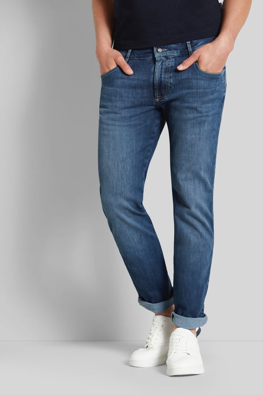 Unsere Jeans aus Baumwoll-Elasthan-Mix mit Flexcity-Ausstattung kombiniert optimalen Tragekomfort mit einem modernen Look. Die Flexcity-Ausstattung ermöglicht uneingeschränkte Bewegungsfreiheit, während das Design auf Stil und Funktionalität setzt. Die Gesäßtaschen, Münztasche und Swingpockets verleihen der Jeans nicht nur einen klassischen Look, sondern bieten auch praktischen Stauraum.