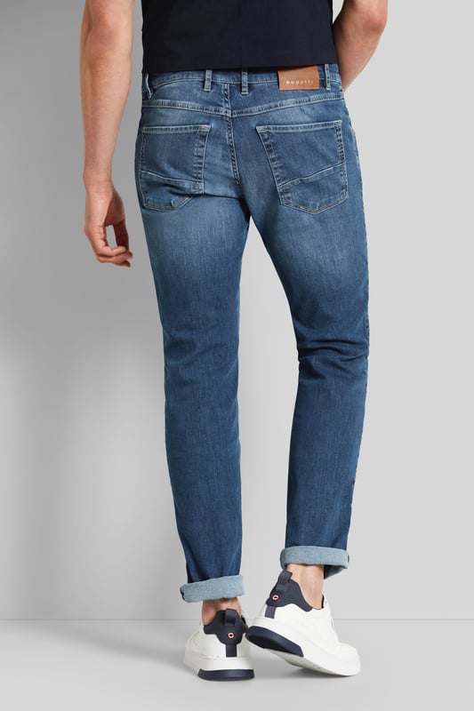 Unsere Jeans aus Baumwoll-Elasthan-Mix mit Flexcity-Ausstattung kombiniert optimalen Tragekomfort mit einem modernen Look. Die Flexcity-Ausstattung ermöglicht uneingeschränkte Bewegungsfreiheit, während das Design auf Stil und Funktionalität setzt. Die Gesäßtaschen, Münztasche und Swingpockets verleihen der Jeans nicht nur einen klassischen Look, sondern bieten auch praktischen Stauraum.