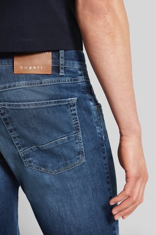 Unsere Jeans aus Baumwoll-Elasthan-Mix mit Flexcity-Ausstattung kombiniert optimalen Tragekomfort mit einem modernen Look. Die Flexcity-Ausstattung ermöglicht uneingeschränkte Bewegungsfreiheit, während das Design auf Stil und Funktionalität setzt. Die Gesäßtaschen, Münztasche und Swingpockets verleihen der Jeans nicht nur einen klassischen Look, sondern bieten auch praktischen Stauraum.