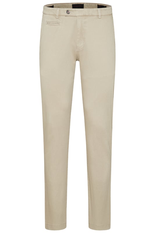 Entdecke unsere stilvolle Chino gefertigt aus einem hochwertigen Baumwoll-Elasthan-Mix, der für besonders hohen Tragekomfort sorgt. Die Gürtelschlaufen ermöglichen es, die Chino mit einem Gürtel zu kombinieren, um den Look zu individualisieren und eine perfekte Passform zu gewährleisten.