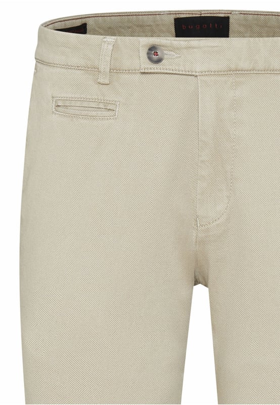 Entdecke unsere stilvolle Chino gefertigt aus einem hochwertigen Baumwoll-Elasthan-Mix, der für besonders hohen Tragekomfort sorgt. Die Gürtelschlaufen ermöglichen es, die Chino mit einem Gürtel zu kombinieren, um den Look zu individualisieren und eine perfekte Passform zu gewährleisten.