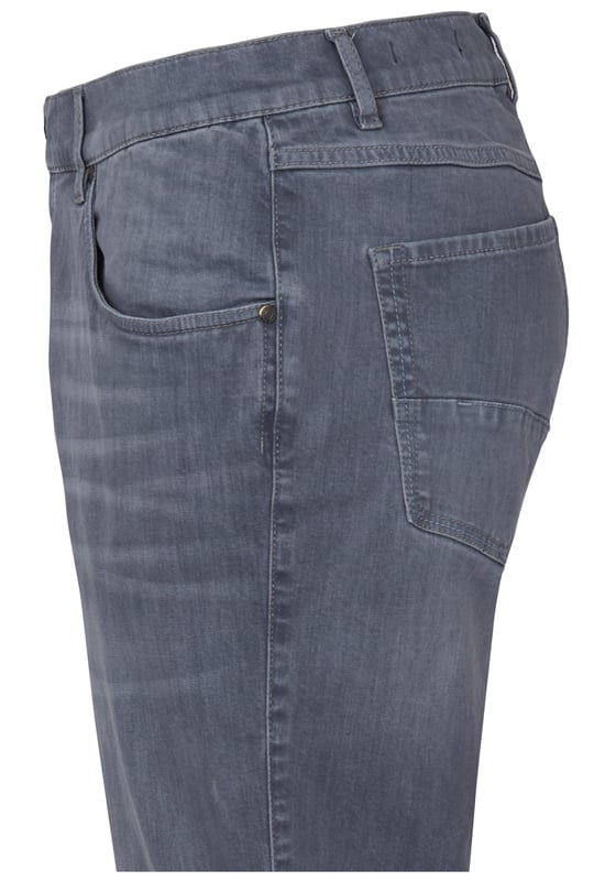 Unsere Jeans aus Baumwoll-Elasthan-Mix mit Flexcity-Ausstattung kombiniert optimalen Tragekomfort mit einem modernen Look. Die Flexcity-Ausstattung ermöglicht uneingeschränkte Bewegungsfreiheit, während das Design auf Stil und Funktionalität setzt. Die Gesäßtaschen, Münztasche und Swingpockets verleihen der Jeans nicht nur einen klassischen Look, sondern bieten auch praktischen Stauraum.