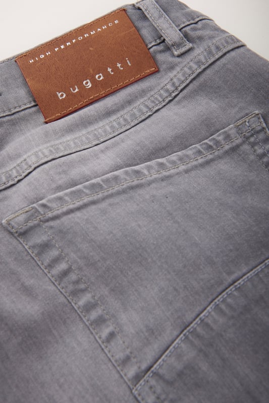 Unsere Jeans aus Baumwoll-Elasthan-Mix mit Flexcity-Ausstattung kombiniert optimalen Tragekomfort mit einem modernen Look. Die Flexcity-Ausstattung ermöglicht uneingeschränkte Bewegungsfreiheit, während das Design auf Stil und Funktionalität setzt. Die Gesäßtaschen, Münztasche und Swingpockets verleihen der Jeans nicht nur einen klassischen Look, sondern bieten auch praktischen Stauraum.