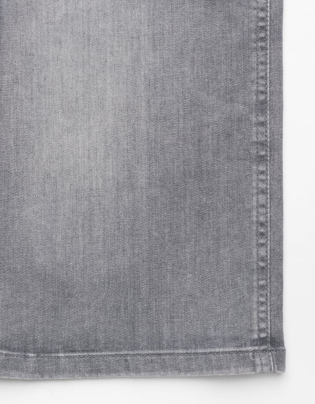 Unsere Jeans aus Baumwoll-Elasthan-Mix mit Flexcity-Ausstattung kombiniert optimalen Tragekomfort mit einem modernen Look. Die Flexcity-Ausstattung ermöglicht uneingeschränkte Bewegungsfreiheit, während das Design auf Stil und Funktionalität setzt. Die Gesäßtaschen, Münztasche und Swingpockets verleihen der Jeans nicht nur einen klassischen Look, sondern bieten auch praktischen Stauraum.