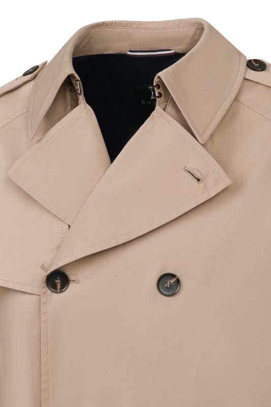 Der bugatti Trenchcoat kombiniert stilvolle Eleganz mit modernem Komfort. Der zweireihige Schnitt, der Bindegurt und die Schulter- sowie Armriegel verleihen Dir einen zeitlosen Look, während die Stretchbaumwolle für maximale Bewegungsfreiheit sorgt. Perfekt für anspruchsvolle Männer, die Wert auf Qualität und Stil legen.