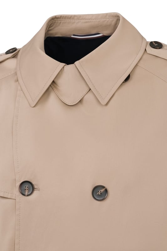 Der bugatti Trenchcoat kombiniert stilvolle Eleganz mit modernem Komfort. Der zweireihige Schnitt, der Bindegurt und die Schulter- sowie Armriegel verleihen Dir einen zeitlosen Look, während die Stretchbaumwolle für maximale Bewegungsfreiheit sorgt. Perfekt für anspruchsvolle Männer, die Wert auf Qualität und Stil legen.