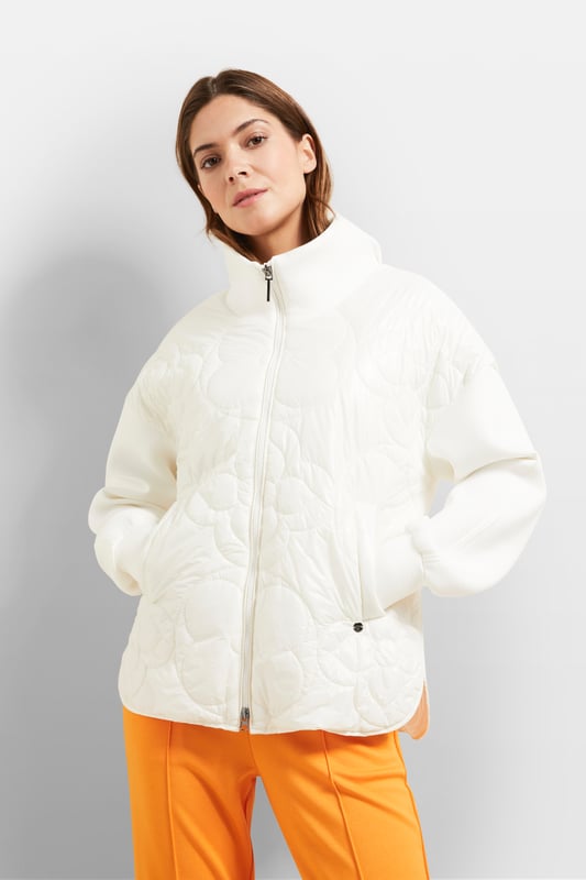 Der lässige Blouson im Materialmix besteht aus super softem Material mit raffiniertem, femininem Steppdessin. Der Stehkragen, klassische Leistentaschen sowie farblich abgestimmte Details verleihen der Jacke das gewisse Etwas. Als ,Respect Nature'-Produkt ist der Blouson mit einer hochwertigen Füllfaser - als bewusster Ersatz für Echtdaune - versehen.