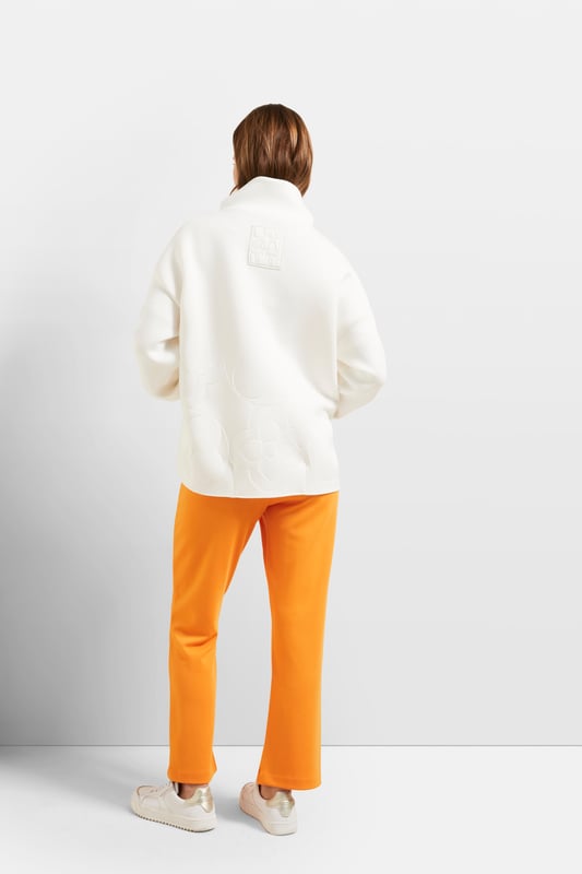 Der lässige Blouson im Materialmix besteht aus super softem Material mit raffiniertem, femininem Steppdessin. Der Stehkragen, klassische Leistentaschen sowie farblich abgestimmte Details verleihen der Jacke das gewisse Etwas. Als ,Respect Nature'-Produkt ist der Blouson mit einer hochwertigen Füllfaser - als bewusster Ersatz für Echtdaune - versehen.
