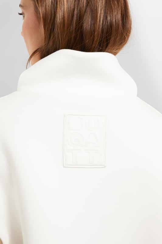 Der lässige Blouson im Materialmix besteht aus super softem Material mit raffiniertem, femininem Steppdessin. Der Stehkragen, klassische Leistentaschen sowie farblich abgestimmte Details verleihen der Jacke das gewisse Etwas. Als ,Respect Nature'-Produkt ist der Blouson mit einer hochwertigen Füllfaser - als bewusster Ersatz für Echtdaune - versehen.