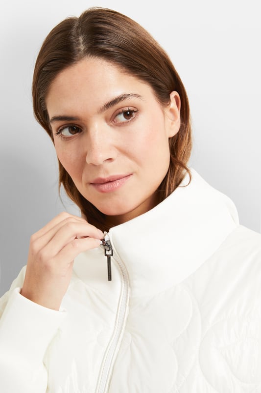 Der lässige Blouson im Materialmix besteht aus super softem Material mit raffiniertem, femininem Steppdessin. Der Stehkragen, klassische Leistentaschen sowie farblich abgestimmte Details verleihen der Jacke das gewisse Etwas. Als ,Respect Nature'-Produkt ist der Blouson mit einer hochwertigen Füllfaser - als bewusster Ersatz für Echtdaune - versehen.