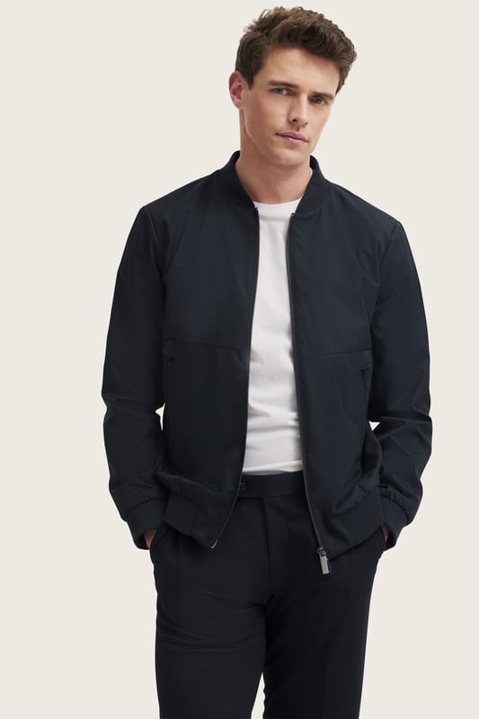 Der Blouson von bugatti vereint sportlich-eleganten Stil mit praktischer Funktionalität. Der Collegekragen aus Strick und die wasserabweisende Ausrüstung sorgen dafür, dass Du bei jedem Wetter bestens ausgestattet bist. Mit sicheren Reißverschlusstaschen und rundum Strickbündchen bietet dieser ´Regular Fit` Blouson den perfekten, modernen Look.