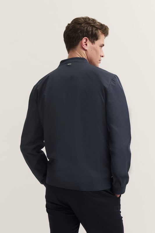 Der Blouson von bugatti vereint sportlich-eleganten Stil mit praktischer Funktionalität. Der Collegekragen aus Strick und die wasserabweisende Ausrüstung sorgen dafür, dass Du bei jedem Wetter bestens ausgestattet bist. Mit sicheren Reißverschlusstaschen und rundum Strickbündchen bietet dieser ´Regular Fit` Blouson den perfekten, modernen Look.